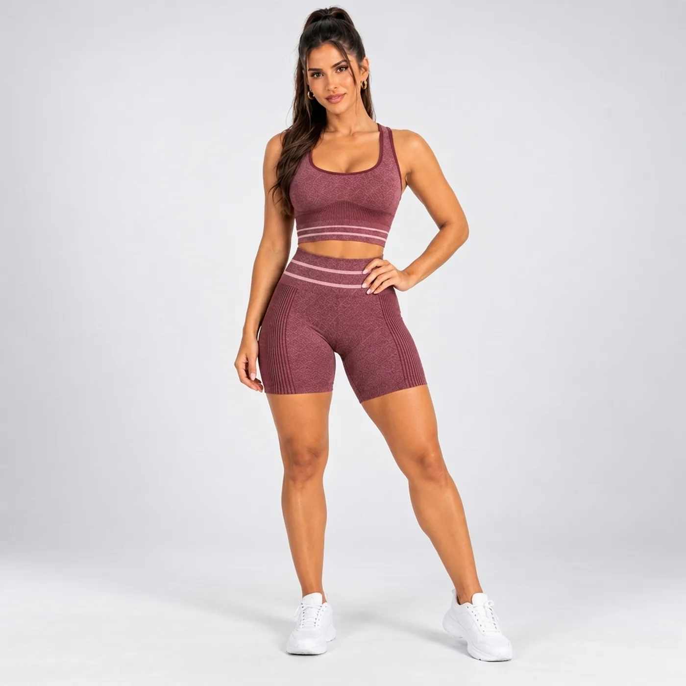Modelo vestindo o Conjunto Treino & Conforto na cor vinho, com top e short